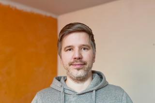 Petr Illek, autor projektu CSGOV Index v šedé mikině.