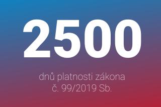 Bílý nápis na červenomodrém přechodovém pozadí s nápisem 2500 dnů platnosti zákona č. 99/2019 Sb.